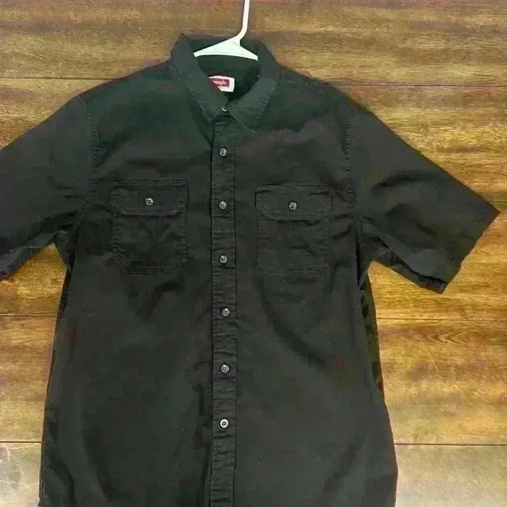 Men’s button up Wrangler short sleeve shirt with collar